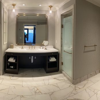 Hotel Carmichael - executive king suite bathroom - Hotels Near Me - Carmel, Indiana