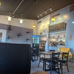 Mo'z Mediterranean Grill - Dining area