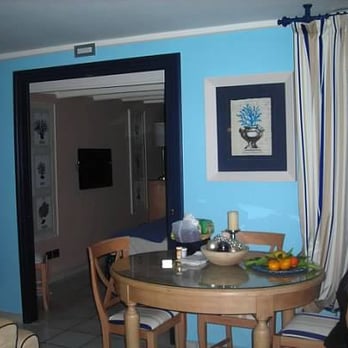 Hotel Villa Carlotta - Table with treats, entry to bedroom - Hotels Near Me - Taormina, Maine