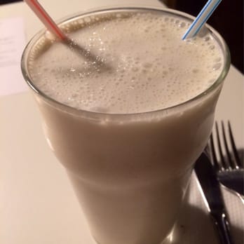 Matthews Yard - Breakfast smoothie: bananas, oats, vanilla extract, milk, we crushed ice - Coffee & Tea Near Me - Croydon, XGL