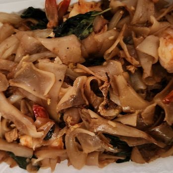 Pear's Thai Cuisine - Drunken noodle with shrimps. - Thai Near Me - San Diego, California Pear's Thai Cuisine - Drunken noodle with shrimps. - Thai Near Me - San Diego, California