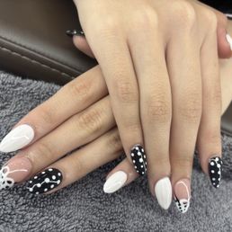 Amazing artist and nail work! Don is great, I love coming here they always do me right with the cutest sets ever!!