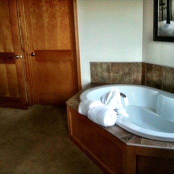 Beacon Pointe Resort - Jacuzzi tub where i enjoyed my bubble baths while gazing at the lake :) - Hotels Near Me - Duluth, Minnesota Beacon Pointe Resort - Jacuzzi tub where i enjoyed my bubble baths while gazing at the lake :) - Hotels Near Me - Duluth, Minnesota