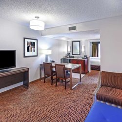 Embassy Suites by Hilton Dallas Market Center - Guest room