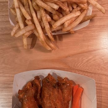 Harry's Hamburgs & Wings - 4pc Chicken Wings, Harrison's Famous Fries - Chicken Wings Near Me - Chicago, Illinois
