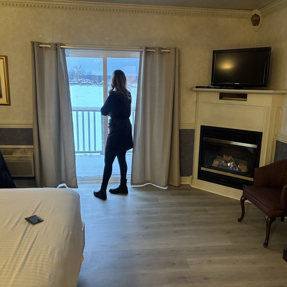 Blue Heron Inn - Fireplace in room - Hotels Near Me - Laporte, Indiana Blue Heron Inn - Fireplace in room - Hotels Near Me - Laporte, Indiana
