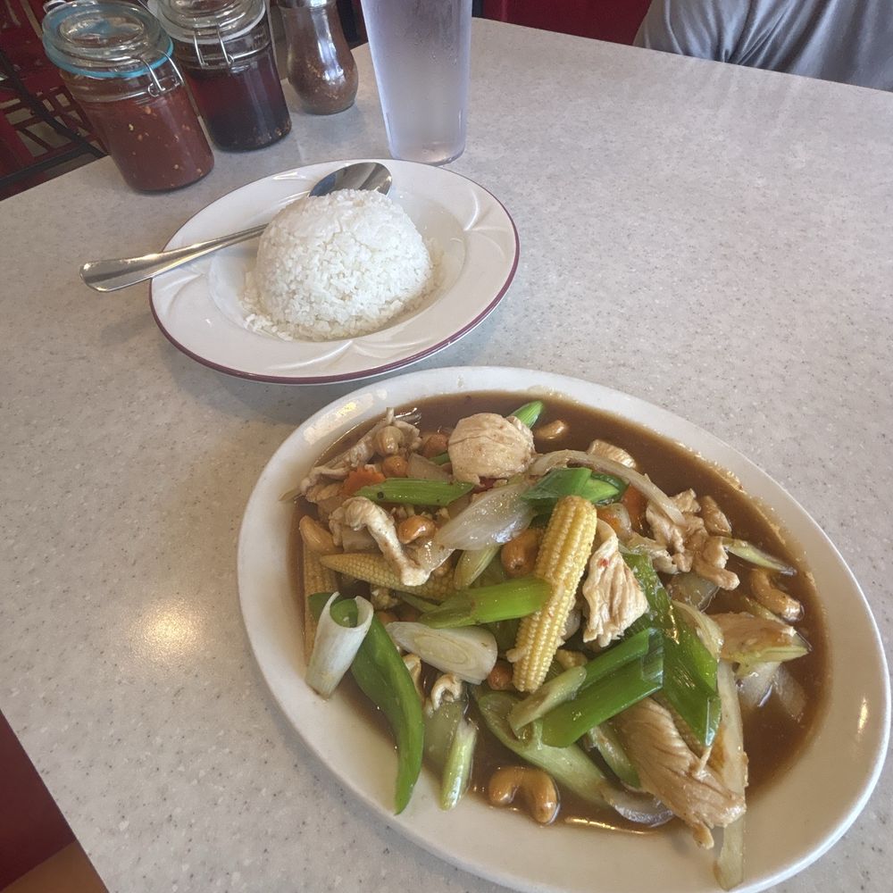 Thai Chef - Cashew stir-fry - Thai Near Me - Siloam Springs, Arkansas