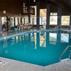 Quality Inn Central Wisconsin Airport - Pool - indoor