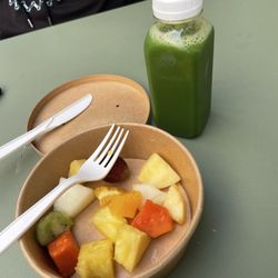 Vitaminas - Fruit bowl and green juice for 7.50 Euros