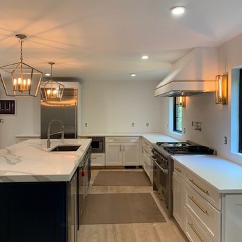 Artisan Stoneworks - a kitchen with a large island - General Contractors Near Me - Chicago, Illinois