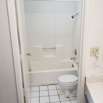 Vagabond Inn - Buttonwillow North I-5 - Bathroom with a tub. - Hotels Near Me - Buttonwillow, California Vagabond Inn - Buttonwillow North I-5 - Bathroom with a tub. - Hotels Near Me - Buttonwillow, California