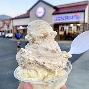 Handel's Homemade Ice Cream - Orem - Cinnamon Graham Ripple and Banana Cream Pie Double - Ice Cream & Frozen Yogurt Near Me - Orem, Utah