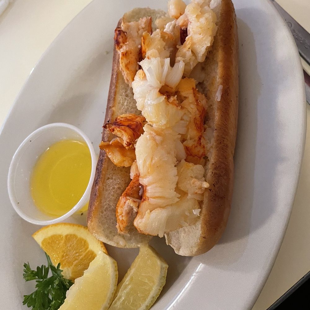 Carson's Store - Lobster roll - Breakfast & Brunch Near Me - Noank, Connecticut