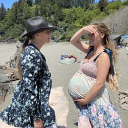 Doula Sisters - Doula and pregnant mom