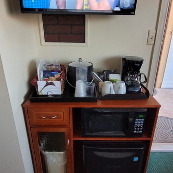 Amherst Inn - Water, coffee, tea, snacks.  4 cup coffee maker, microwave and refrigerator. - Hotels Near Me - Amherst, Virginia