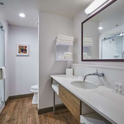 Guest room bath
