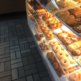 Donut Delite - Donut selection at 7:15am on Tuesday - Donuts Near Me - Menlo Park, California