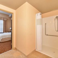 Hampton Inn & Suites by Hilton Edmonton International Airport - Guest room bath