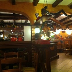 Vecchio Arzere - l'interno, in estate anche il giardino esterno.
