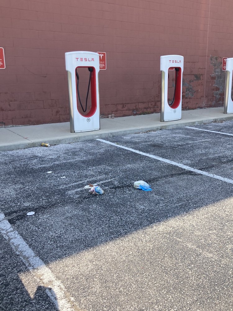 TESLA SUPERCHARGER Updated May 2024 3600 W 3rd St, Bloomington
