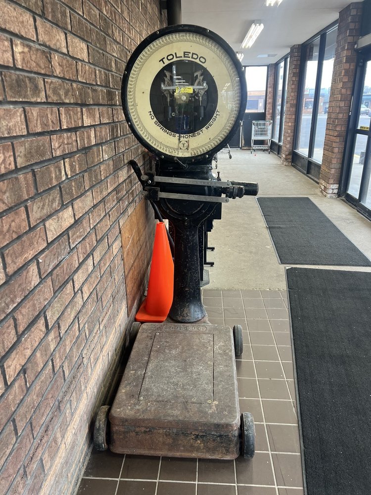 Lomeli’s Fresh Market Logo