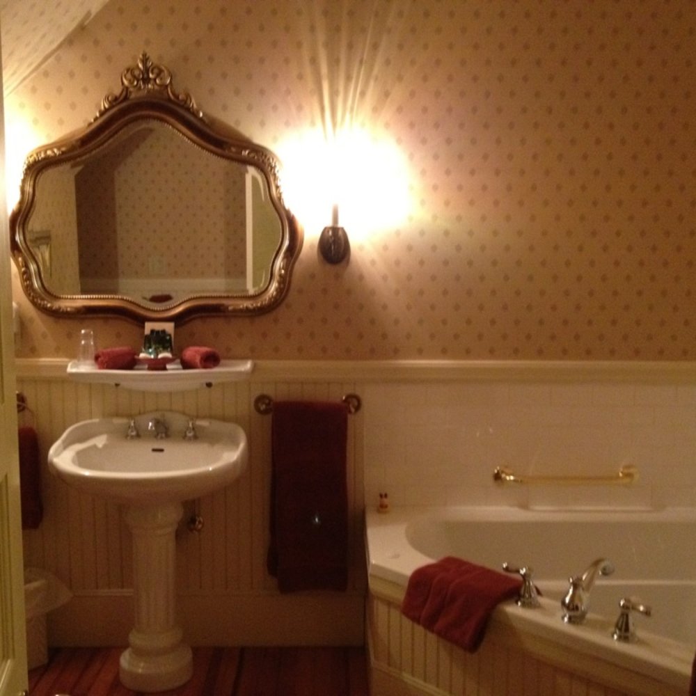 Berry Manor Inn - Room 5 with a tub for two. Separate shower as well - Hotels Near Me - Rockland, Maine Berry Manor Inn - Room 5 with a tub for two. Separate shower as well - Hotels Near Me - Rockland, Maine