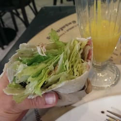 Estoy pagando mas de 4000 pesos por un wrap de lechuga, un champiñon, sesamo y una lasca de jamon serrano Hagamse ver!!!!