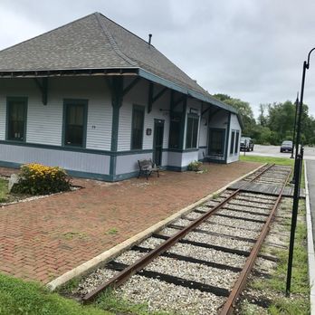 Henniker House Bed & Breakfast - Cute railroad station and shortest railway track. - Bed & Breakfast Near Me - Henniker, New Hampshire