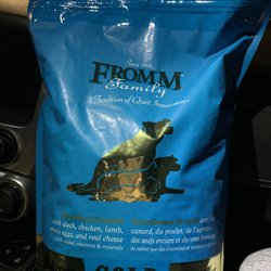 EarthWise Pet Covington - Fromm puppy chow for large breed. I would tell you if it tastes good, but never tried it. My puppy loves it, so I guess it's good!