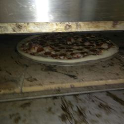 Beverage Barn - Nice pizza oven! Smells so good!