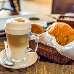 La Pasteletería - Cappuccino con Frangelico and pastelitos