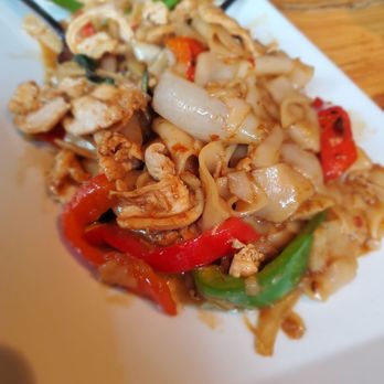 Mom's Siam - Drunken Noodles (Chicken) - Thai Near Me - Richmond, Virginia Mom's Siam - Drunken Noodles (Chicken) - Thai Near Me - Richmond, Virginia