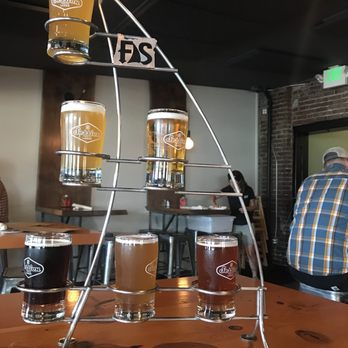 Full Sail Brew Pub - Beer flight - Pubs Near Me - Hood River, Oregon