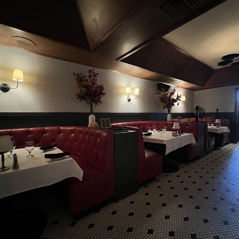 Runyon's - Inside of the place ! - New American Near Me - Coral Springs, Florida