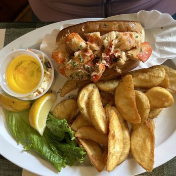 7 Seas Restaurant and Pub - Lobster roll - Seafood Near Me - Milford, Connecticut