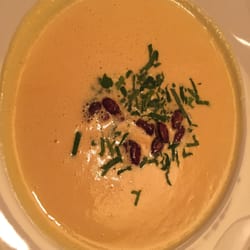 Kürbis-Ingwerschaumsuppe mit kandierten Kürbiskernen (8,90 EUR)