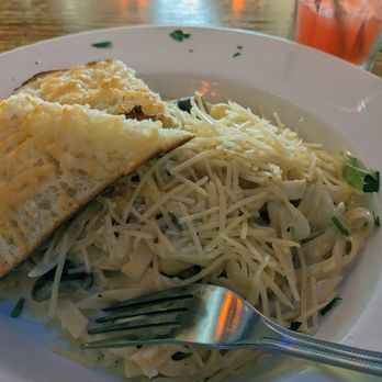 Patterson's Pub - Mushroom Fettuccine with cheesy garlic bread - American Near Me - Mendocino, California Patterson's Pub - Mushroom Fettuccine with cheesy garlic bread - American Near Me - Mendocino, California
