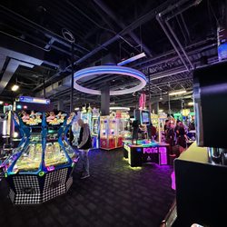 Dave & Buster's Springfield - Arcade area