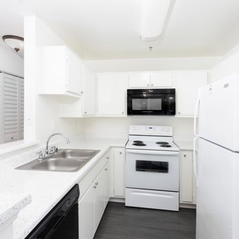 Vineland Gardens Apartments - Modern Kitchen - Apartments Near Me - Studio City, California Vineland Gardens Apartments - Modern Kitchen - Apartments Near Me - Studio City, California