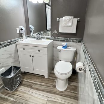 Cascade Lodge Motel - Bathroom - Hotels Near Me - Bend, Oregon Cascade Lodge Motel - Bathroom - Hotels Near Me - Bend, Oregon
