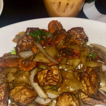 Sakoonthai - Drunken noodles with tofu - Thai Near Me - Clifton, Virginia Sakoonthai - Drunken noodles with tofu - Thai Near Me - Clifton, Virginia