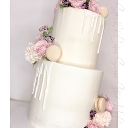 Sprinkl'd Cakes Sugar Studio - Flavorful wedding cake with flowers and macarons