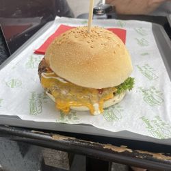 No.70 Finest Burger & Salads - Cheeseburger