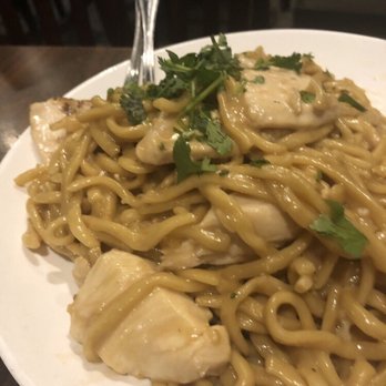 Monkey King Pub & Grub - Garlic noodles with huge gross chicken chunks - Asian Fusion Near Me - Alameda, California
