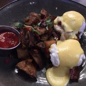 Foto de Garden Social Beer Garden & Kitchen - East Meadow, NY, Estados Unidos. Eggs Benedict