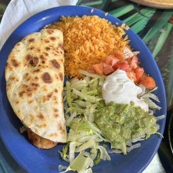 Lacarreta Mexican Restaurant - Shrimp quesadilla with a side of guacamole, sour cream, lettuce, tomatoes and Spanish rice - Mexican Near Me - Sevierville, Tennessee Lacarreta Mexican Restaurant - Shrimp quesadilla with a side of guacamole, sour cream, lettuce, tomatoes and Spanish rice - Mexican Near Me - Sevierville, Tennessee