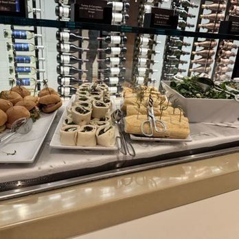 Star Alliance Lounge - Airport Lounges Near Me - Los Angeles, California