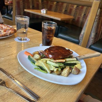 Spoke & Wheel Tavern - American Grill & Bar - Pork chop - Burgers Near Me - Sedona, Arizona