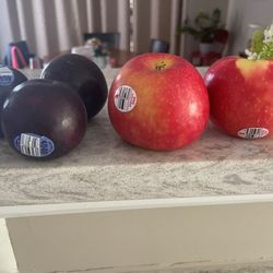 Oakley's Farm Market - Apples and plums from Oakleys
