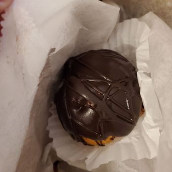 Mike's Pastry - Boston cream puff - Bakeries Near Me - Boston, Massachusetts Mike's Pastry - Boston cream puff - Bakeries Near Me - Boston, Massachusetts